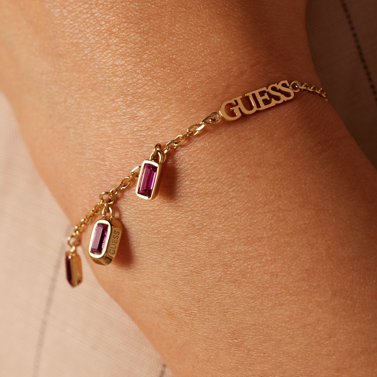 Guess stalen goldplated fantasiearmband met zirkonia voor dames