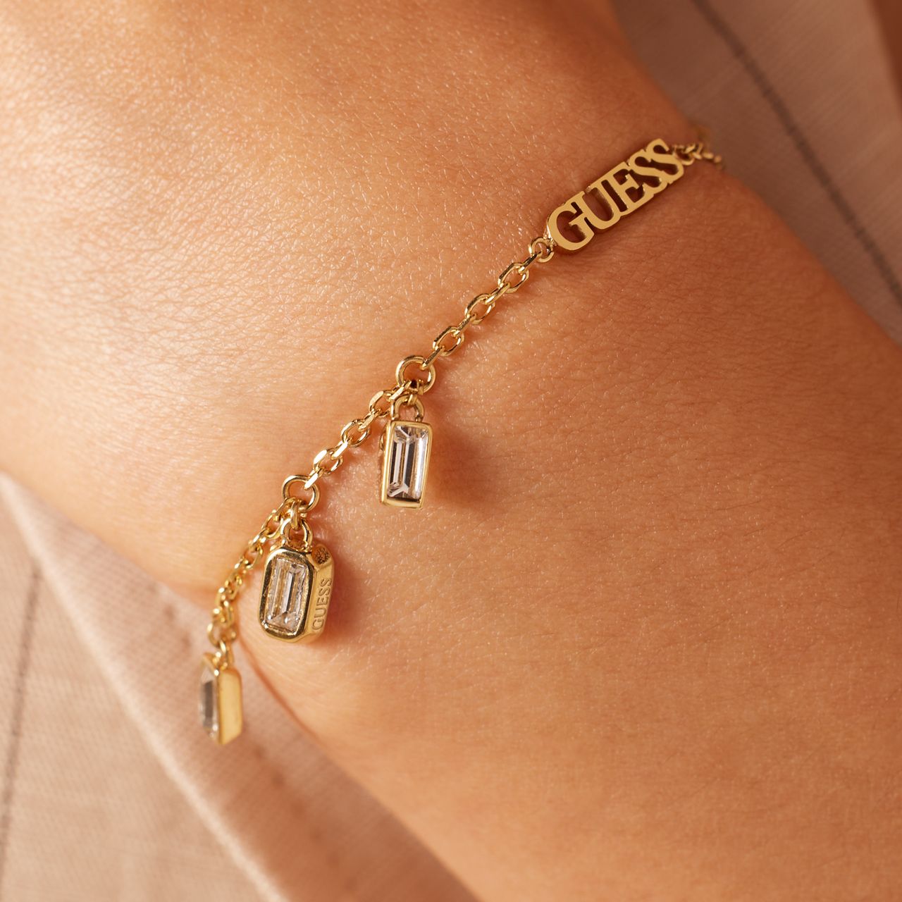 Guess stalen goldplated fantasiearmband met zirkonia voor dames