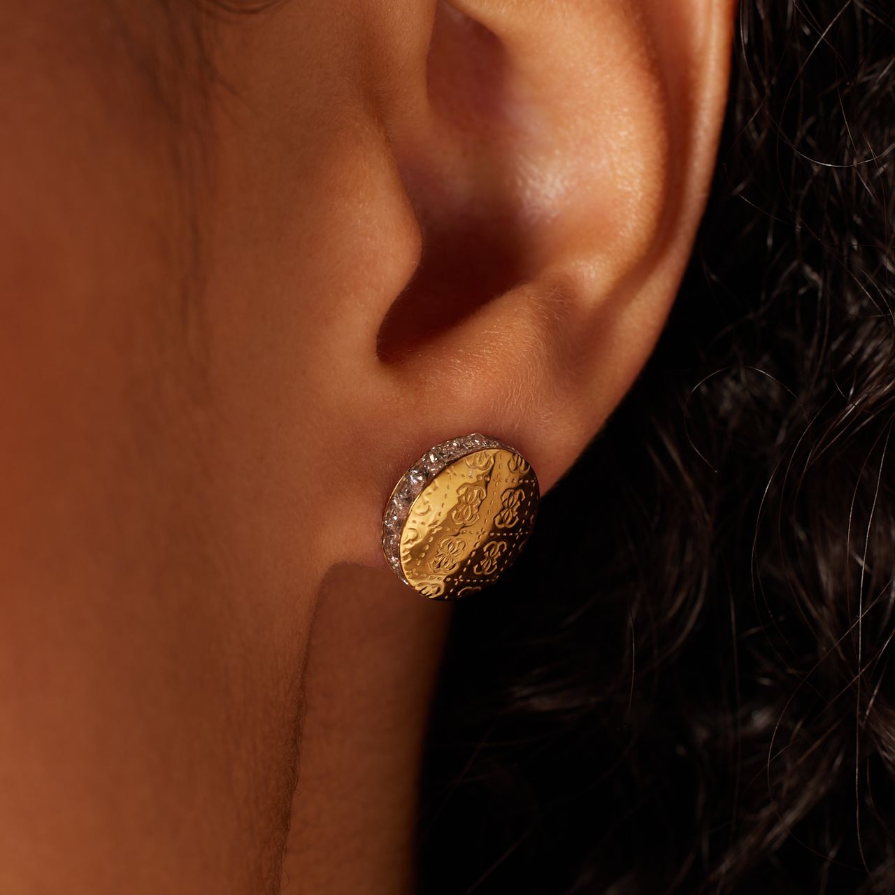 Guess stainless steel goldplated oorknoppen 4G RISING