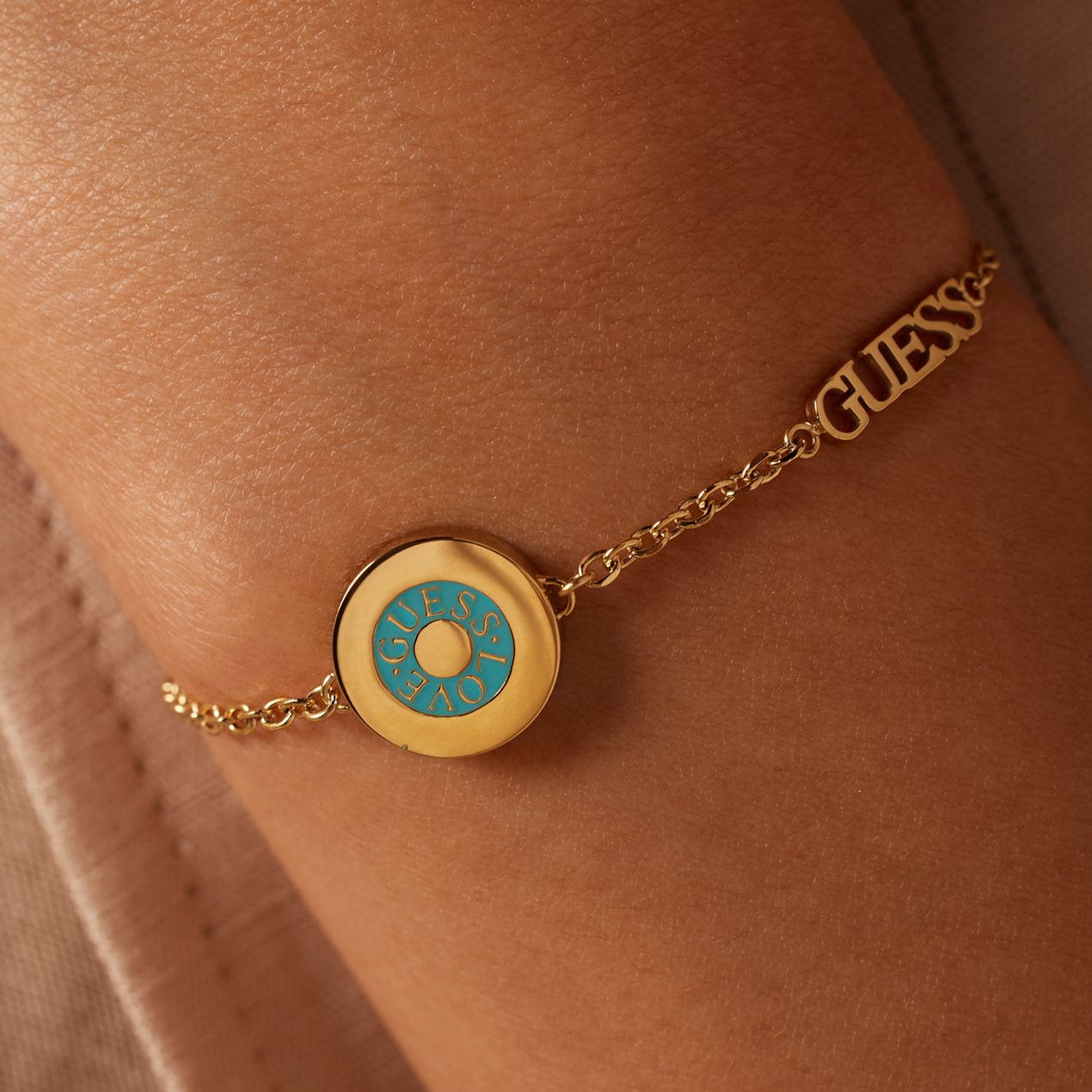 Guess stainless steel goldplated armband LOVE GUESS blauw