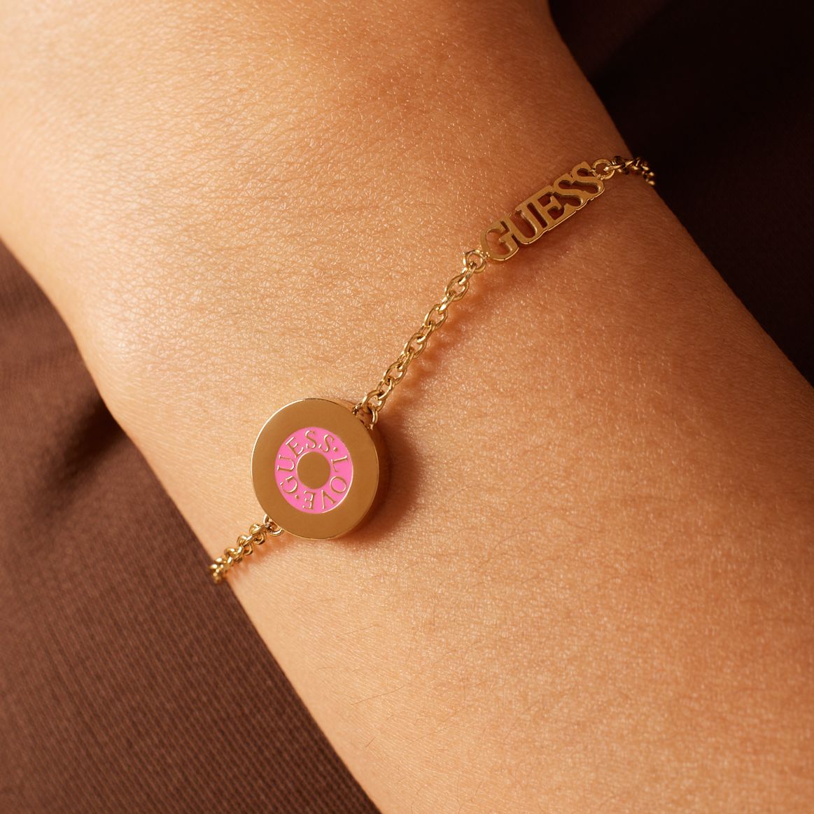 Guess stainless steel goldplated armband LOVE GUESS roze