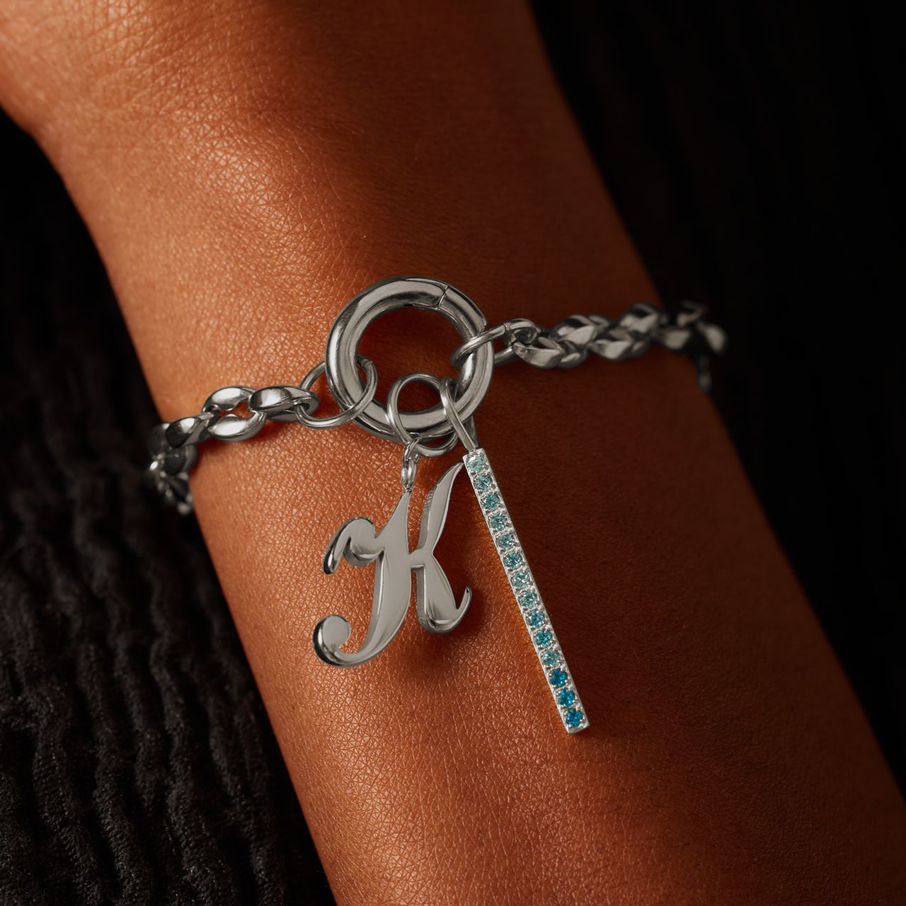 Charm aus Edelstahl, Stab mit blauem Zirkonia