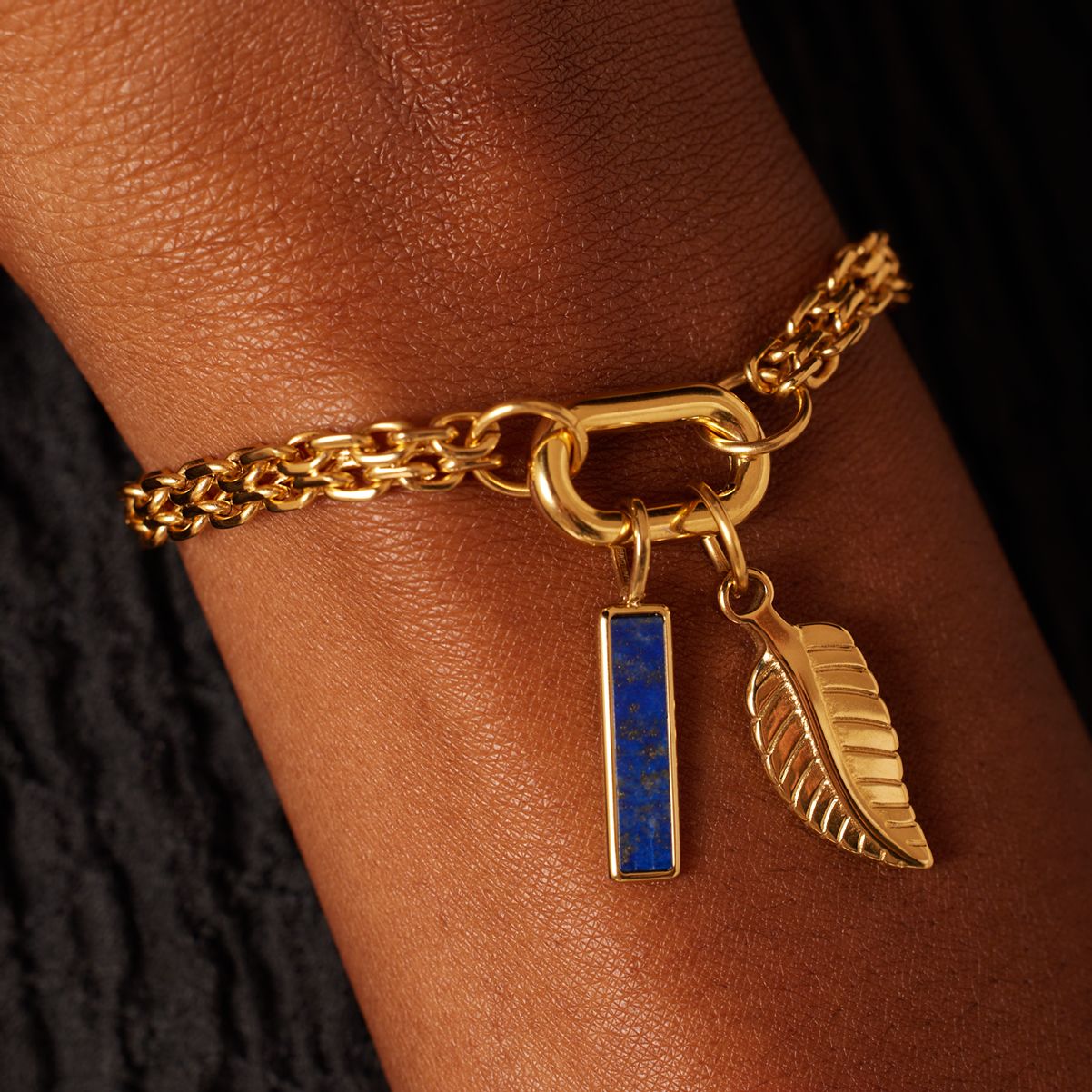 Charm aus Edelstahl, vergoldet, Stab mit Lapislazuli
