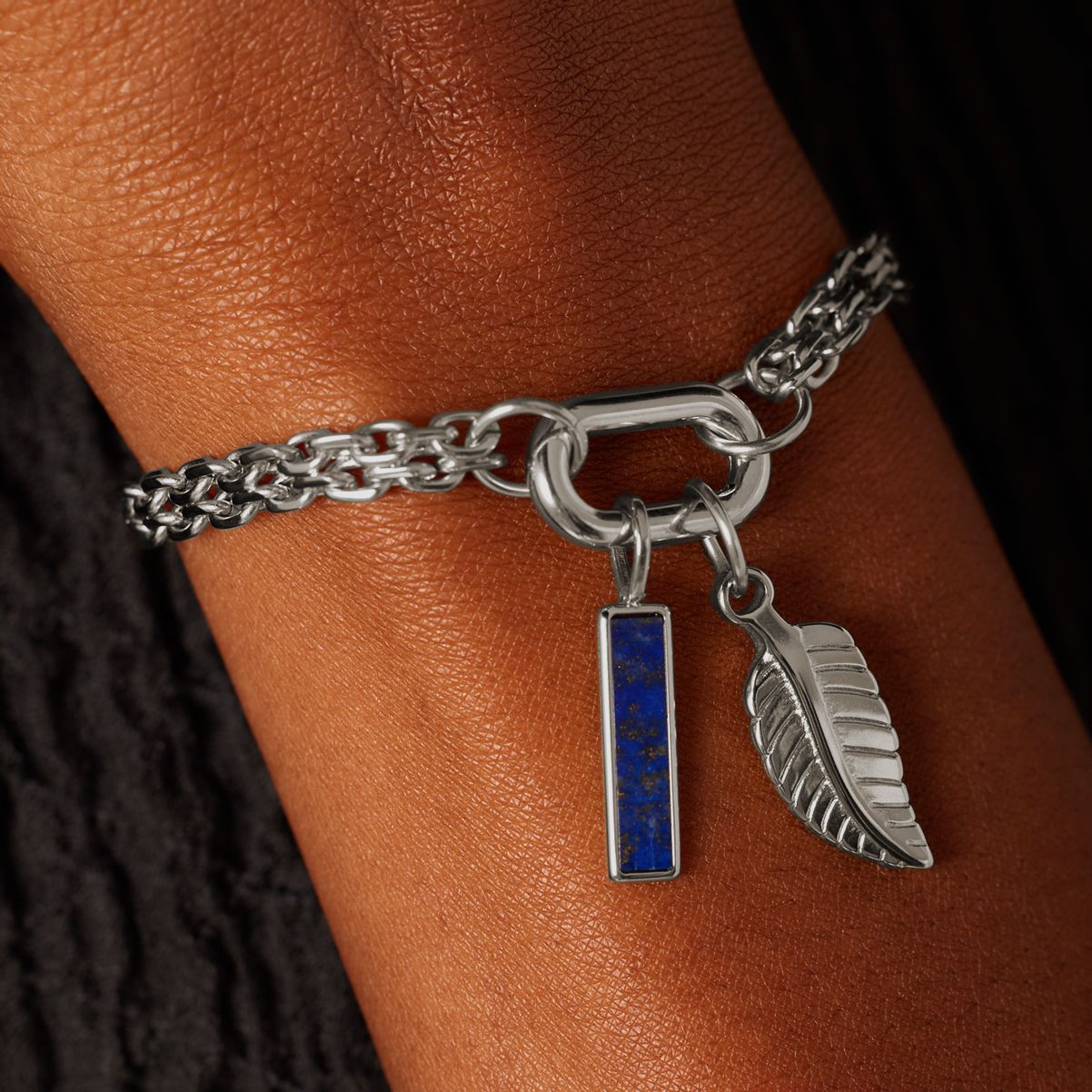 Charm aus Edelstahl, Stab mit Lapislazuli