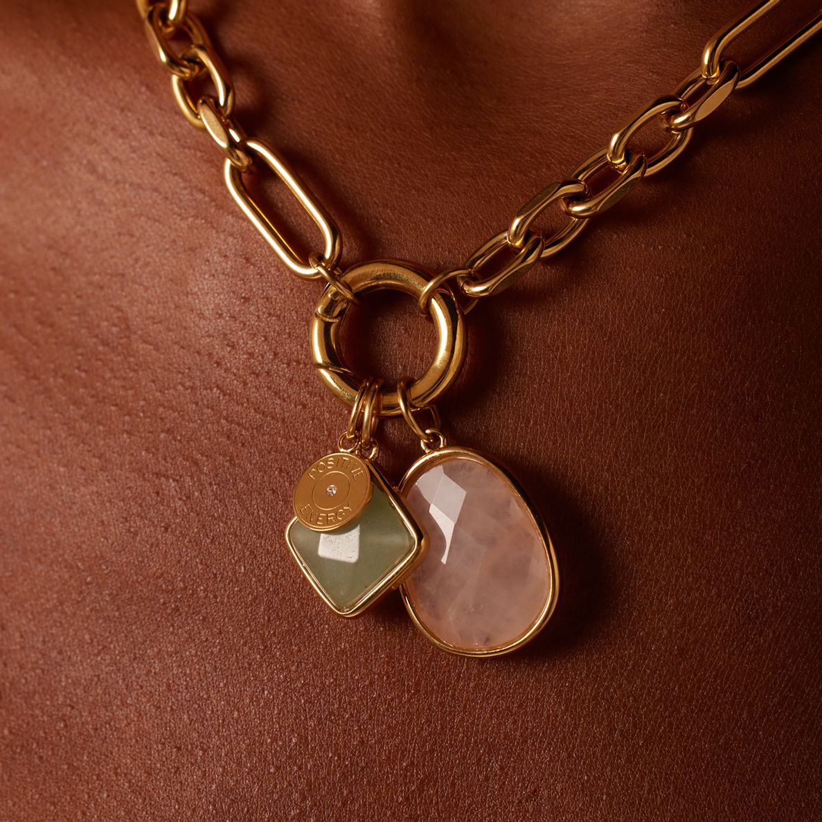Charm aus Edelstahl, vergoldet, mit Rosenquarz