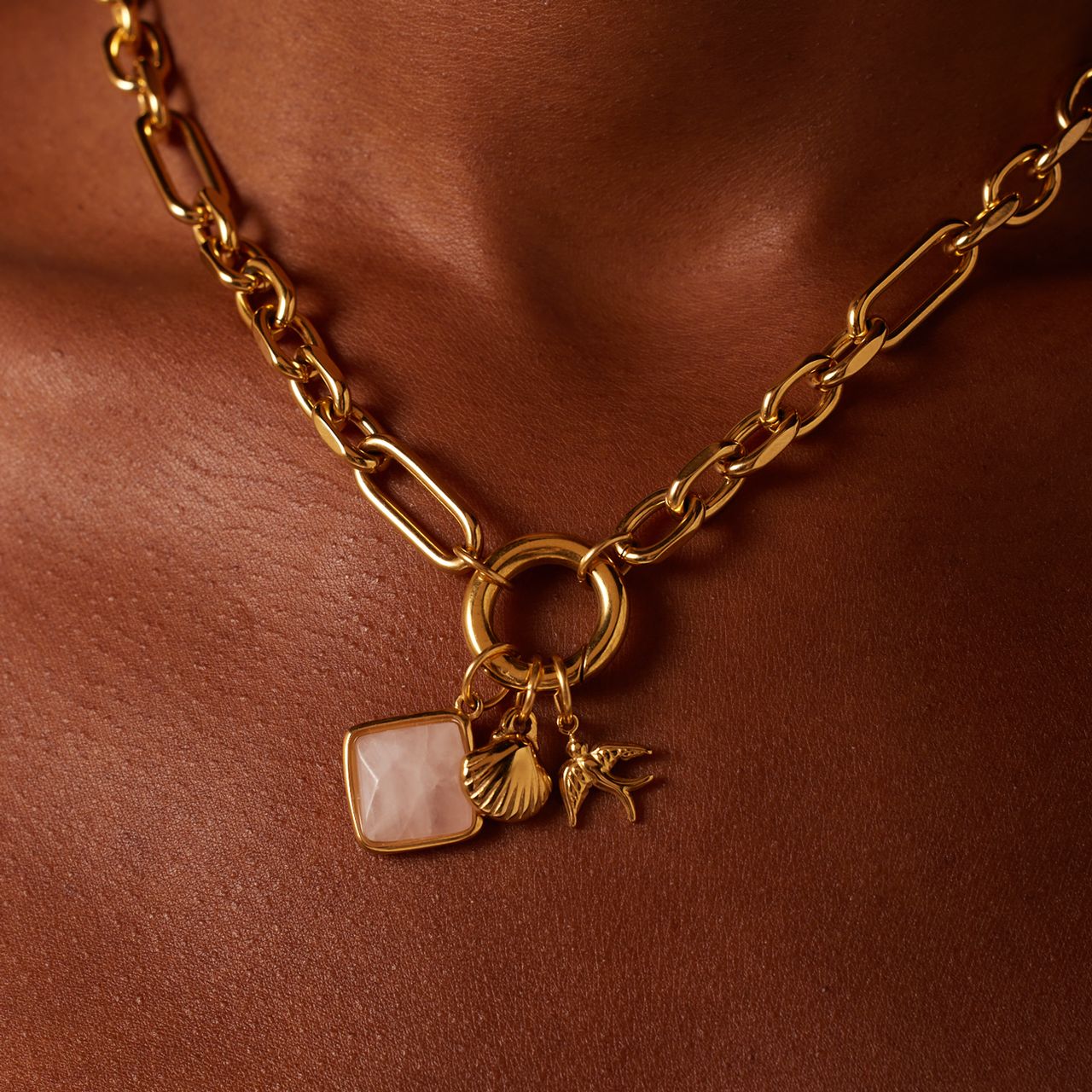Charm aus Edelstahl, vergoldet, mit Rosenquarz