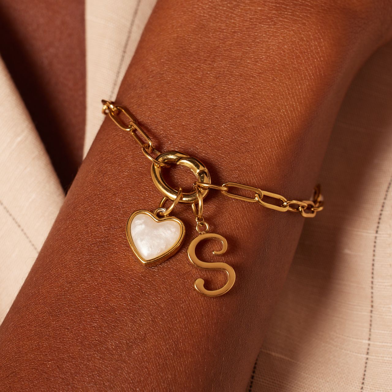 Stainless steel goldplated letterhanger voor dames