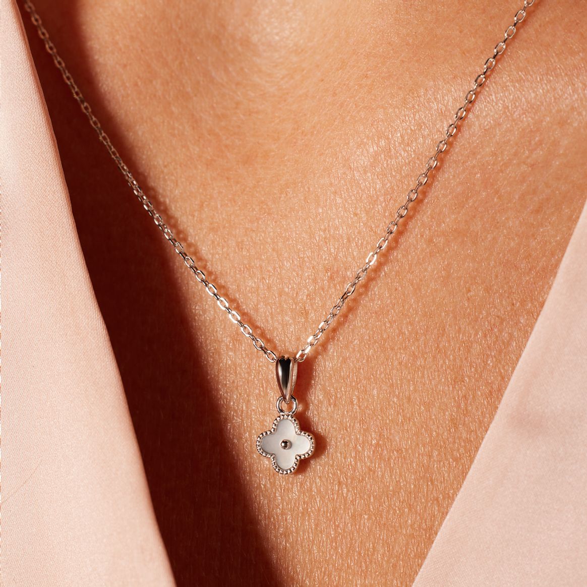 Zilveren ketting met hanger klaver parelmoer voor dames