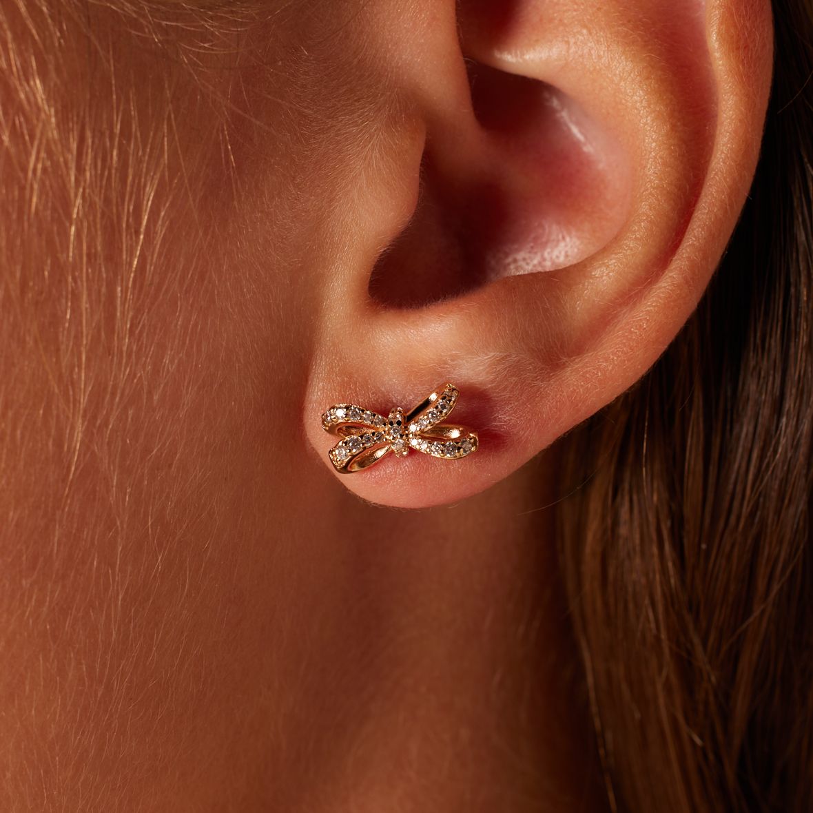 Zilveren goldplated oorknoppen strik met zirkonia voor dames