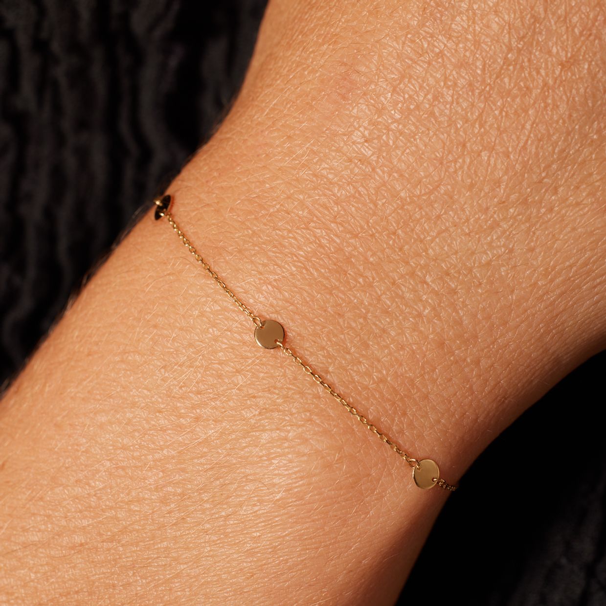 Armband aus 585er Gelbgold mit 5 runden Plättchen