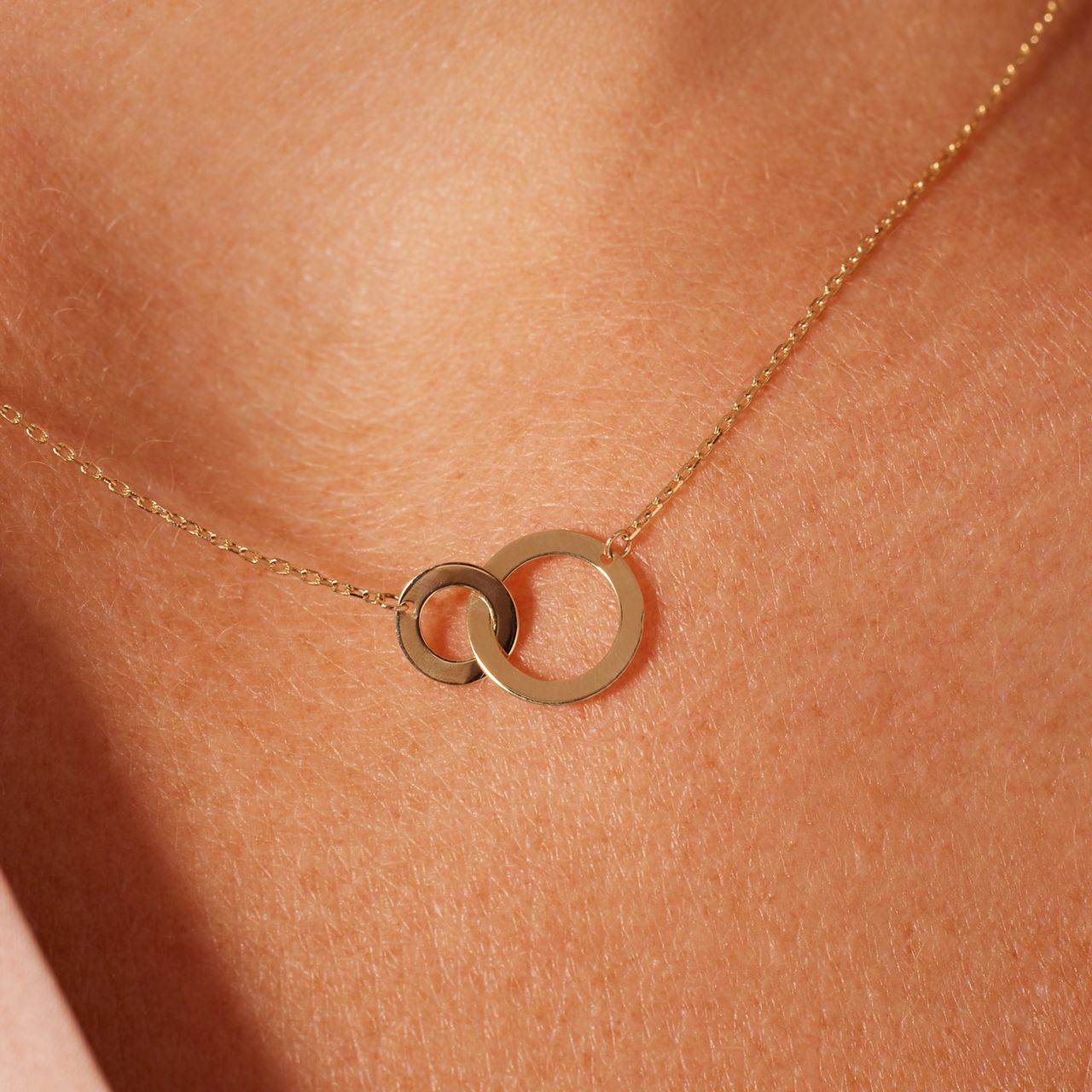 14 karaat geelgouden ketting met 2 cirkels