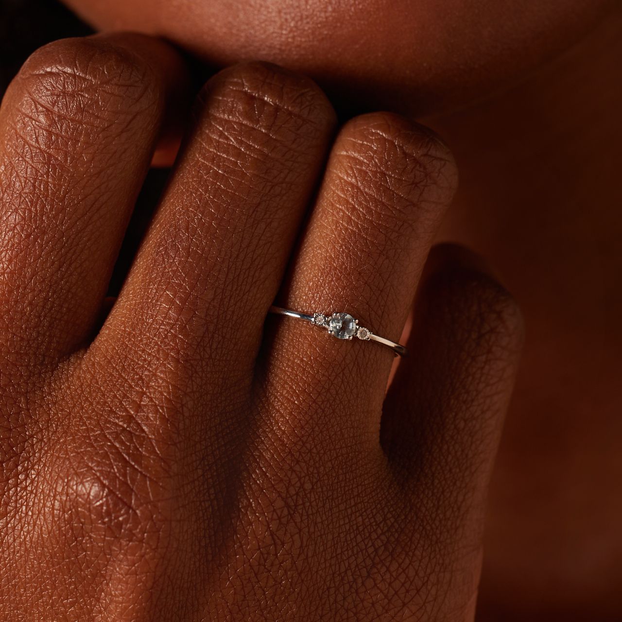 14 Karat Weißgoldring mit Diamant 0,175 ct und blauer Topas