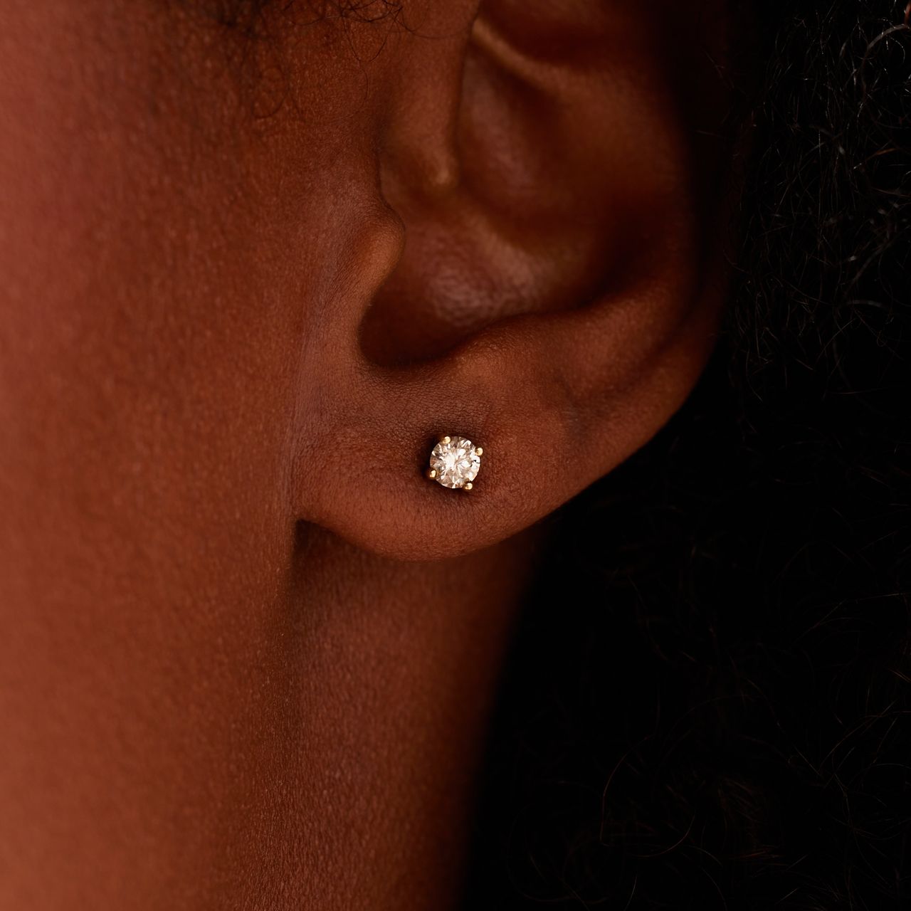 14 karaat geelgouden solitair oorbellen met labgrown diamant 0,40ct.