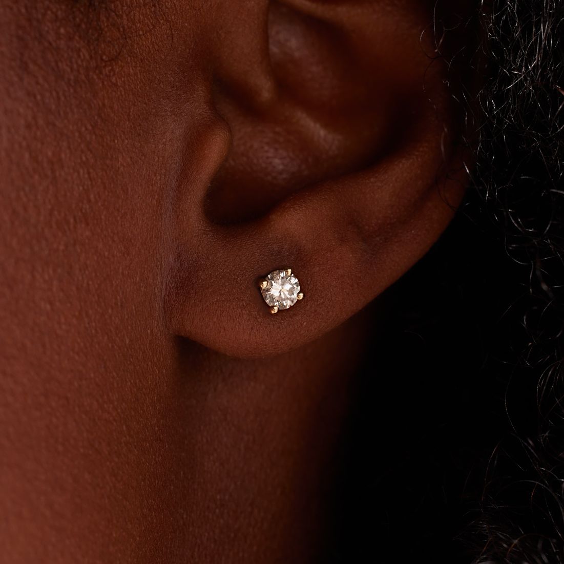 14 karaat gouden oorbellen lab grown diamant 0,60