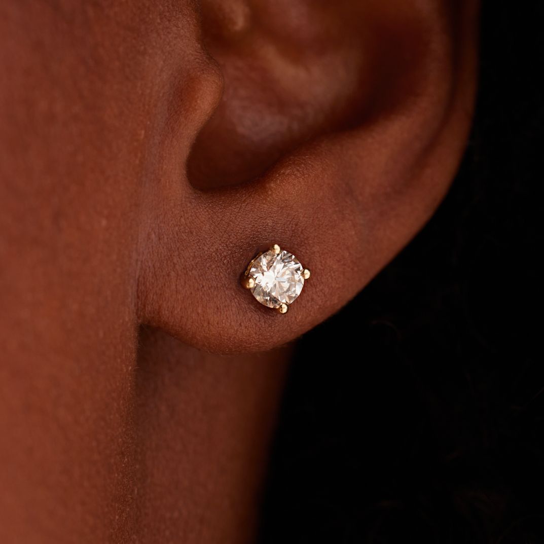 14 karaat geelgouden solitair oorbellen met labgrown diamant 1 ct