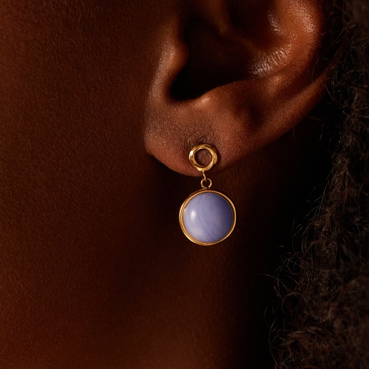 Stainless steel goldplated oorhangers met blue lace agaat voor dames