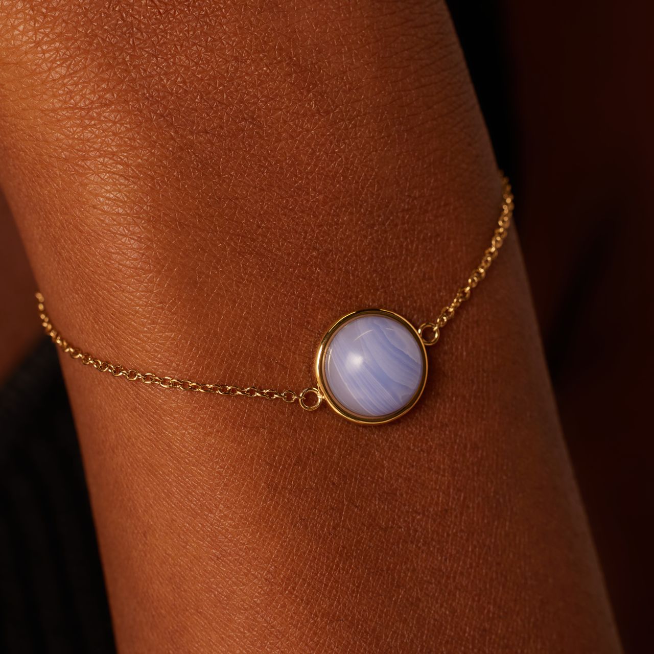 Stainless steel goldplated fantasiearmband met blue lace agaat voor dames