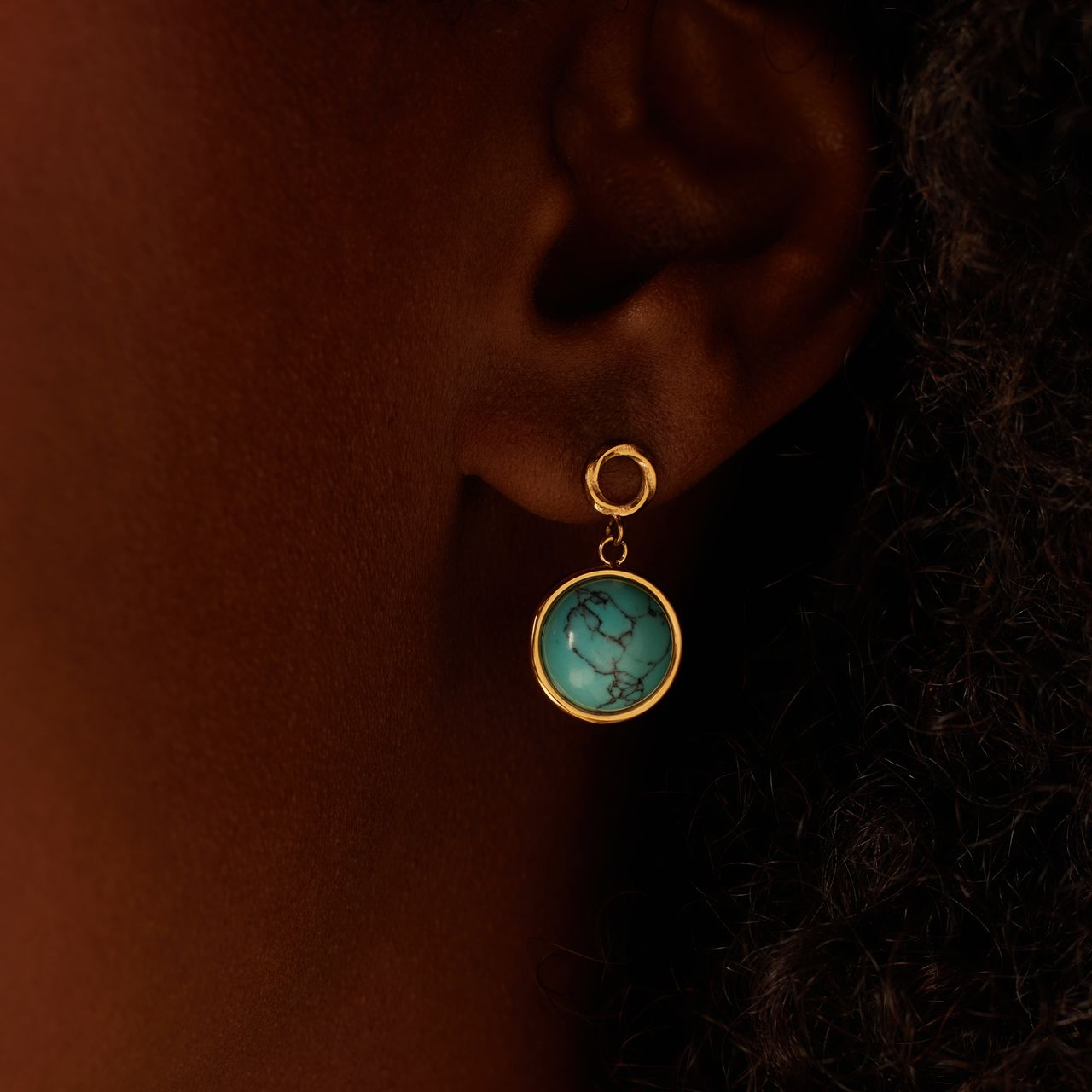 Stalen goldplated oorhangers met turquoise voor dames