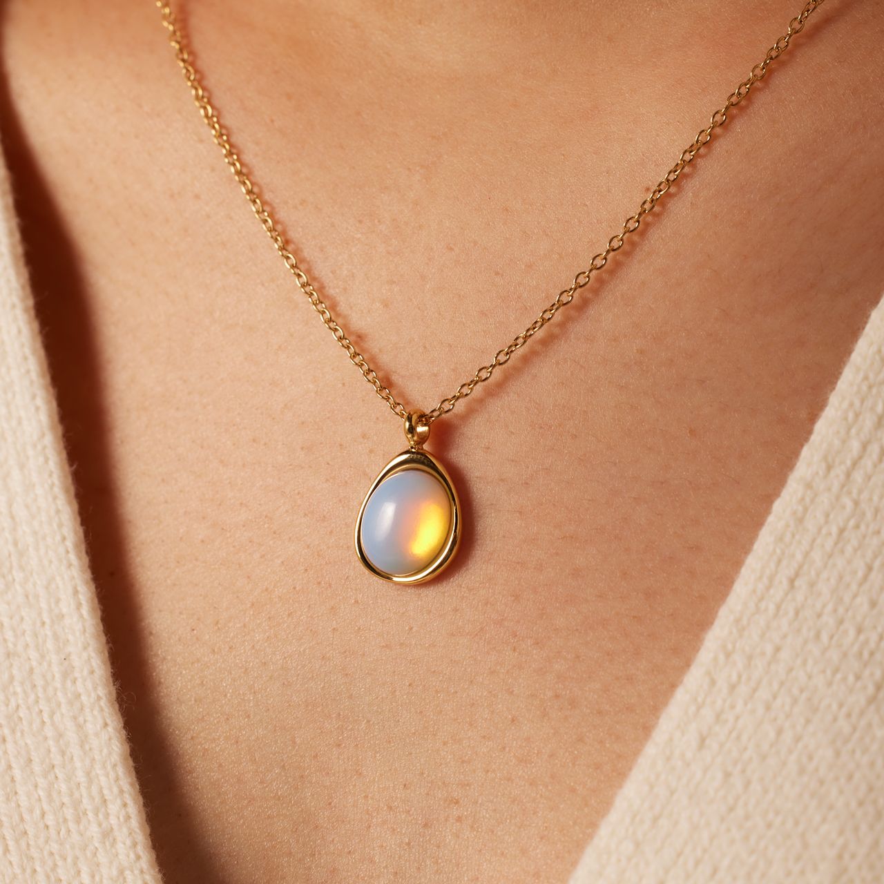 Halskette aus Edelstahl, vergoldet, mit Opal, oval
