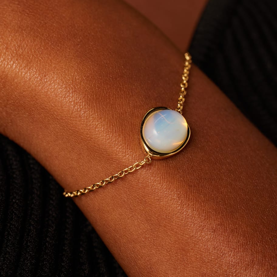 Stainless steel goldplated armband met opaal ovaal