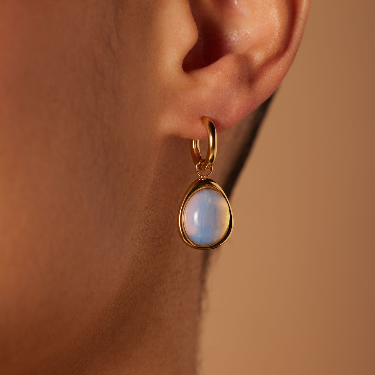 Ohrringe aus Edelstahl, vergoldet, mit Opal, oval