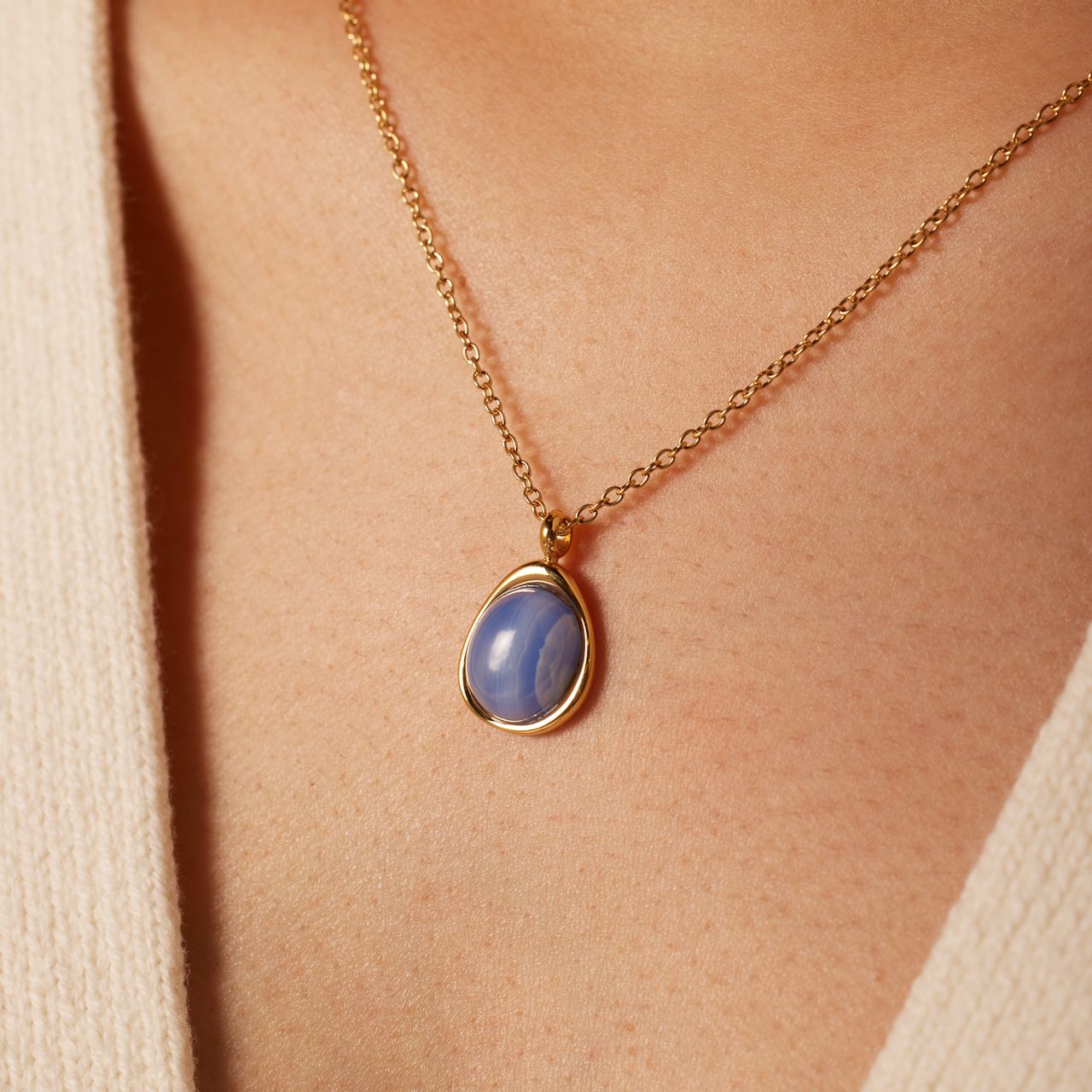 Stainless steel goldplated ketting met blue lace agaat ovaal