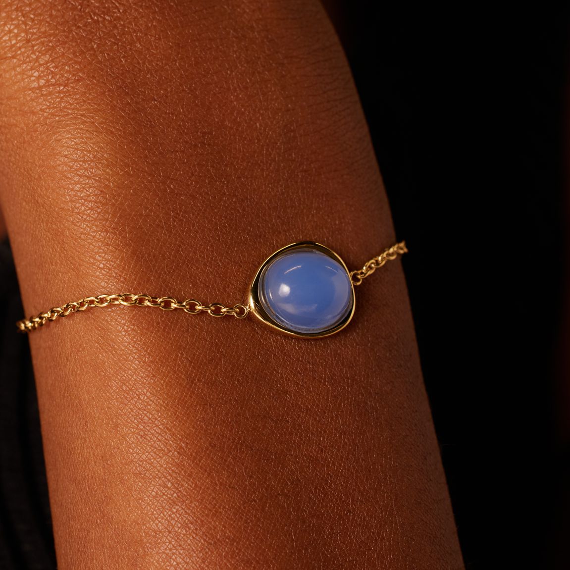 Stainless steel goldplated fantasiearmband met blue lace agaat voor dames