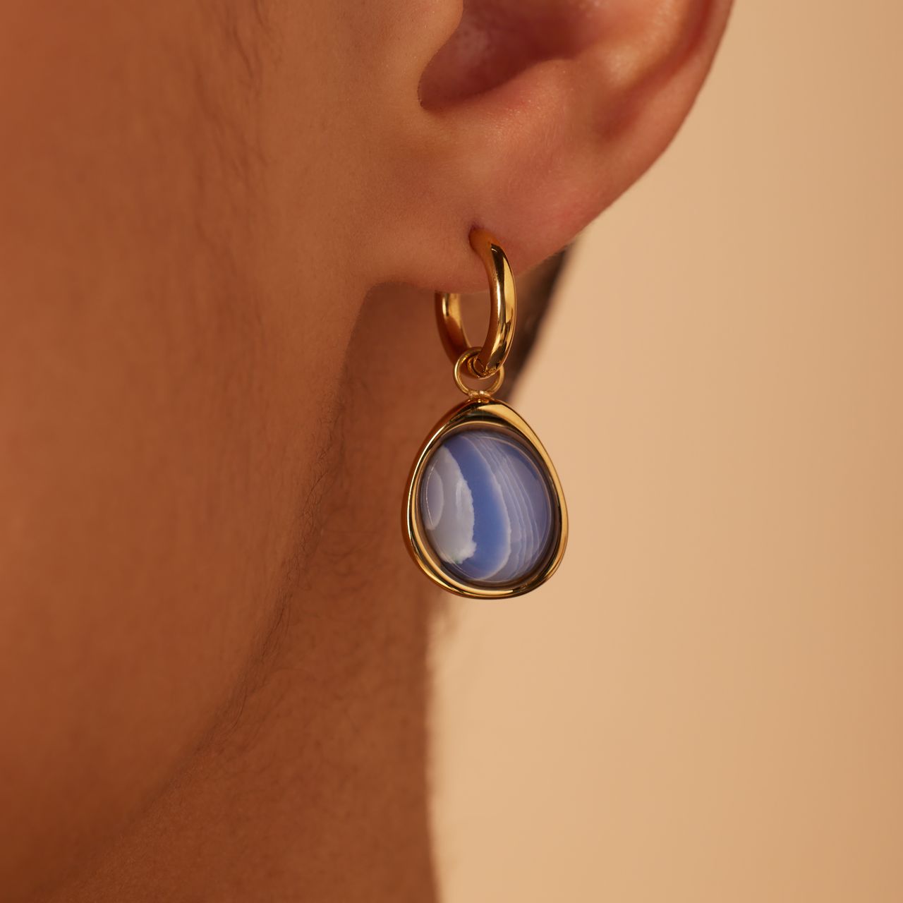 Stainless steel goldplated oorbellen met blue lace agaat ovaal