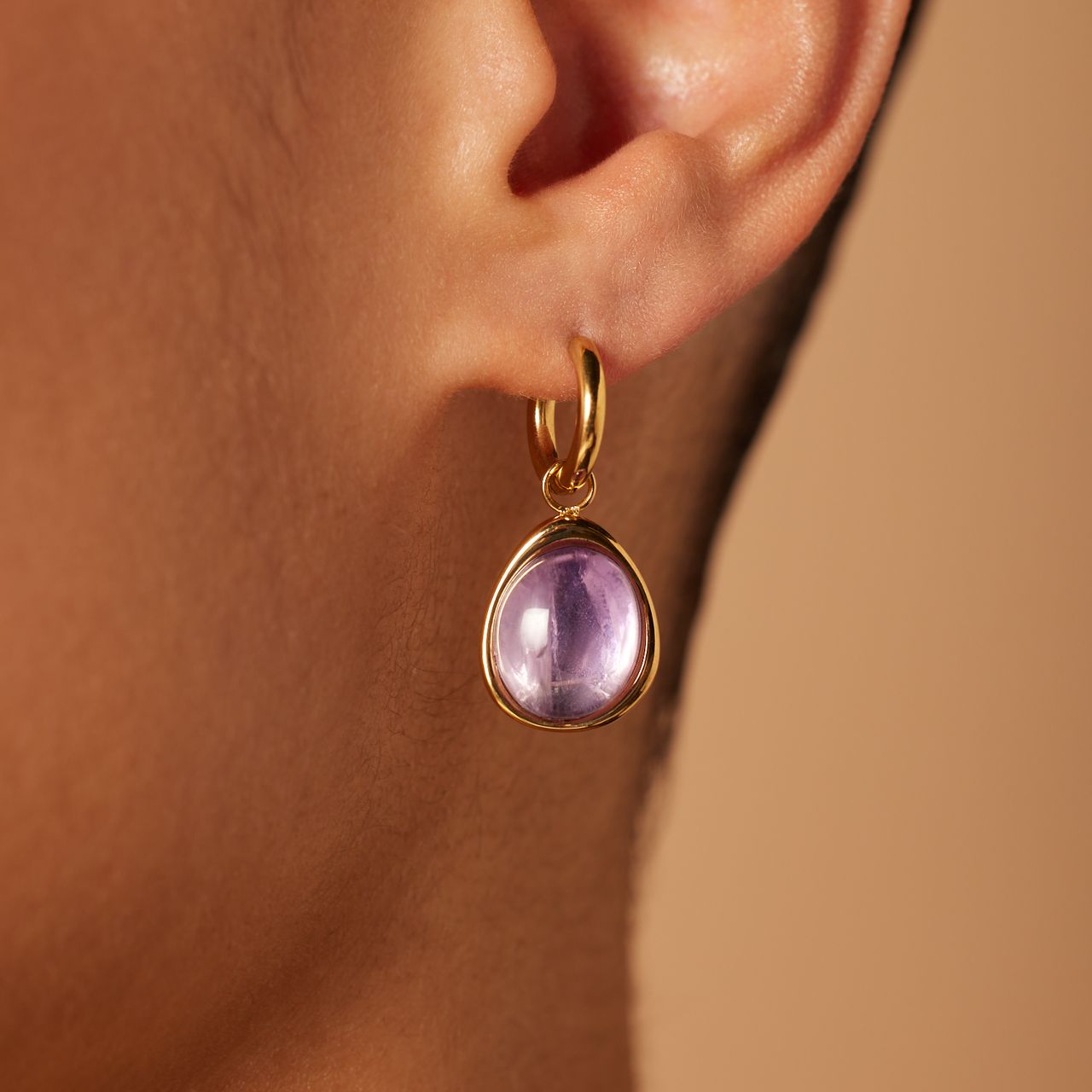 Stalen goldplated oorbellen met amethyst ovaal