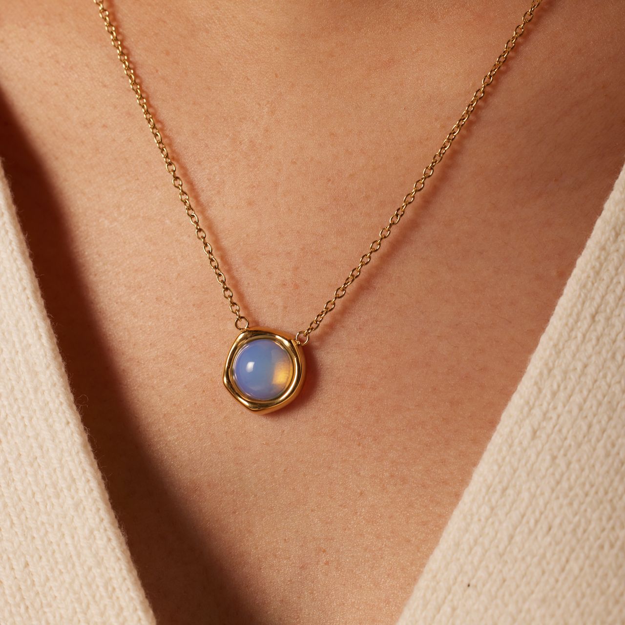 Halskette aus Edelstahl, vergoldet, mit Opal