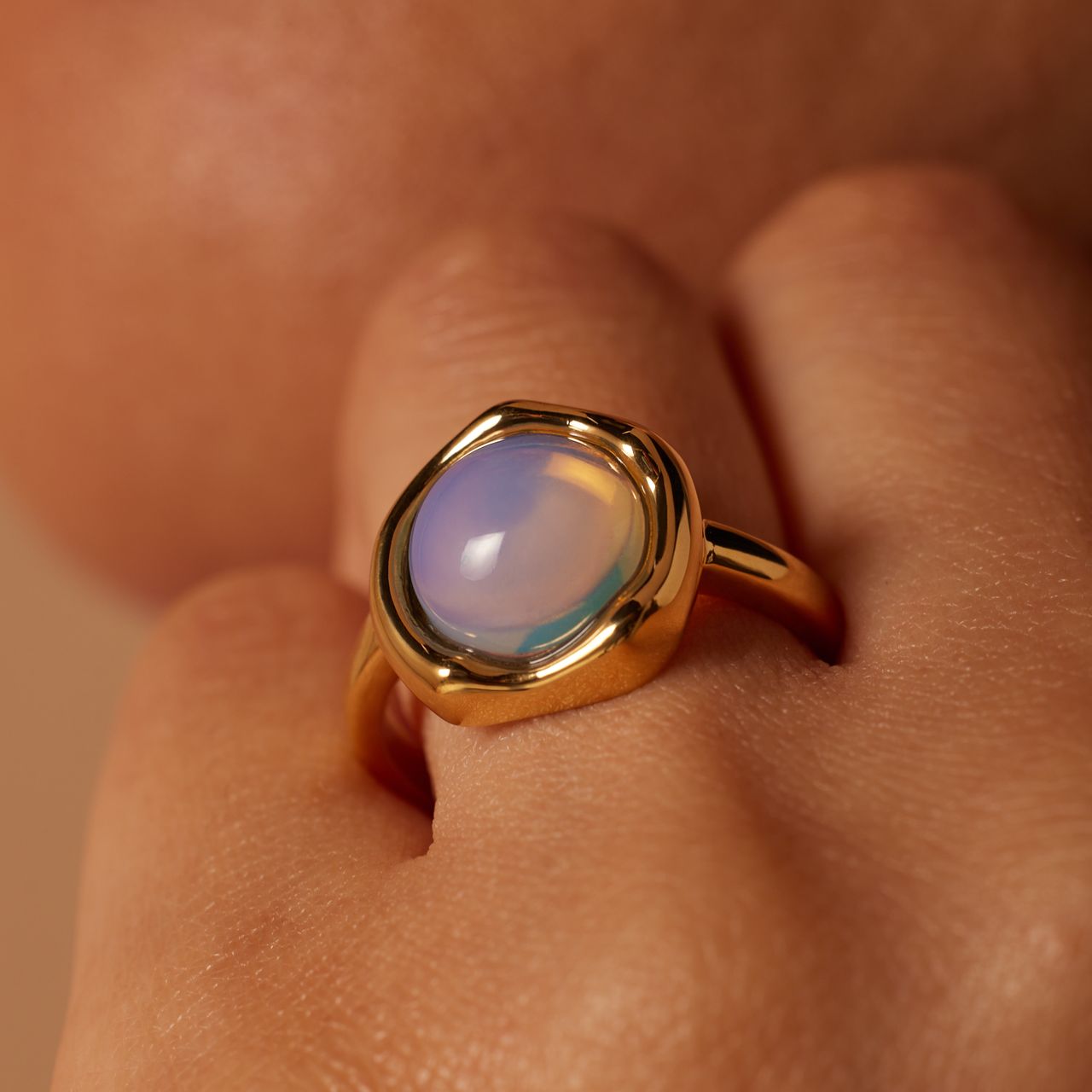 Ring aus Edelstahl, vergoldet, mit Opal