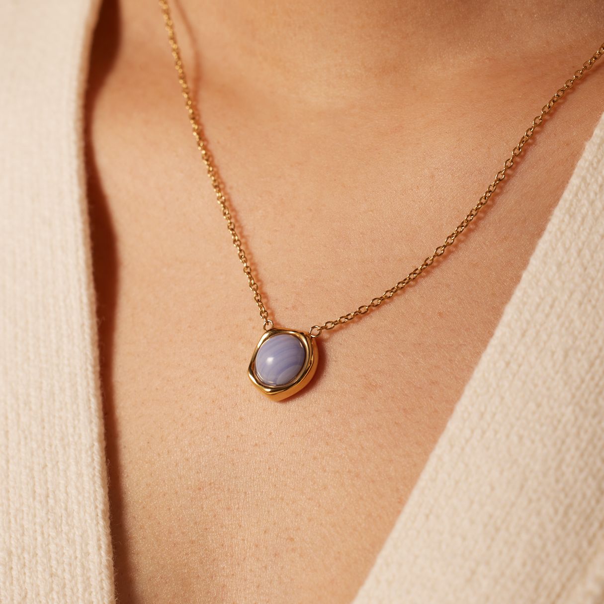 Stalen goldplated ketting met hanger met blue lace agaat voor dames