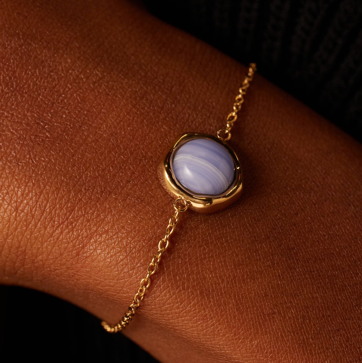 Stainless steel goldplated armband met blue lace