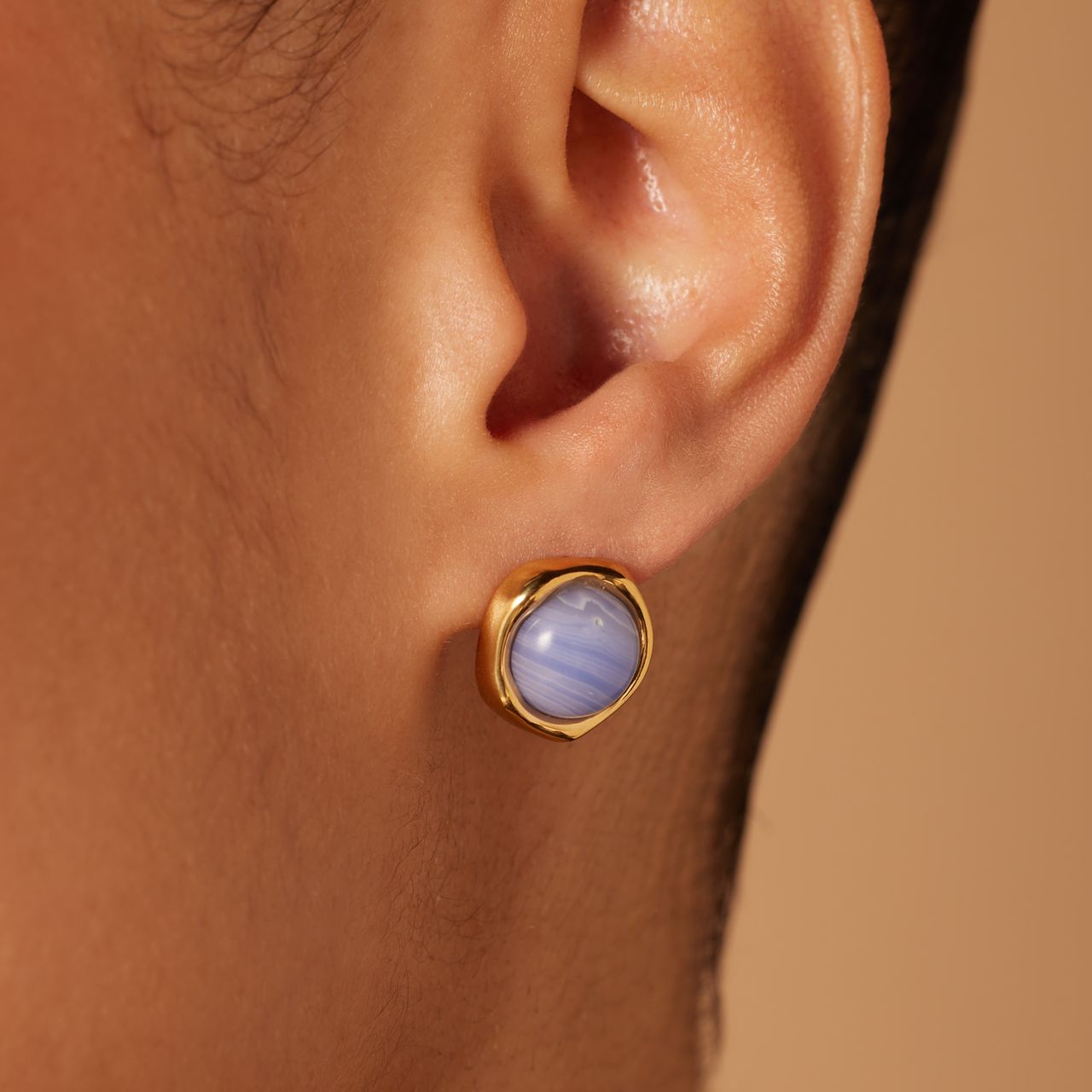 Stalen goldplated oorknoppen met blue lace agaat voor dames