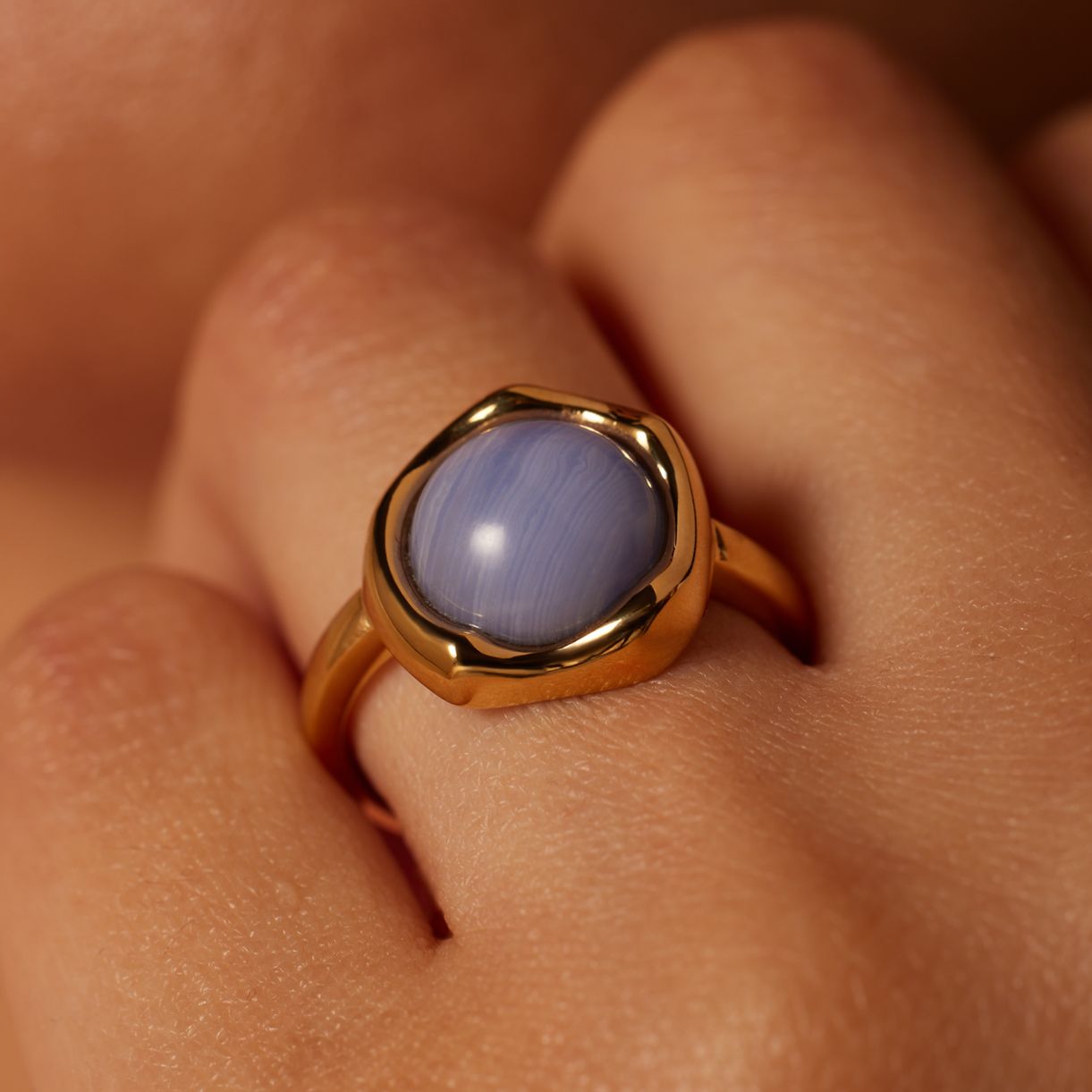 Stainless steel goldplated ring met blue lace agaat voor dames