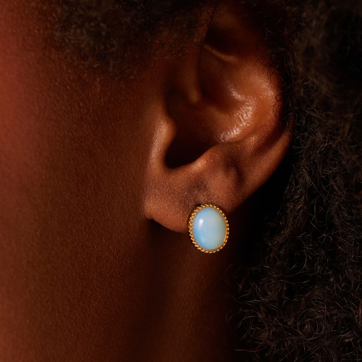 Stainless steel goldplated oorknoppen met opaal voor dames