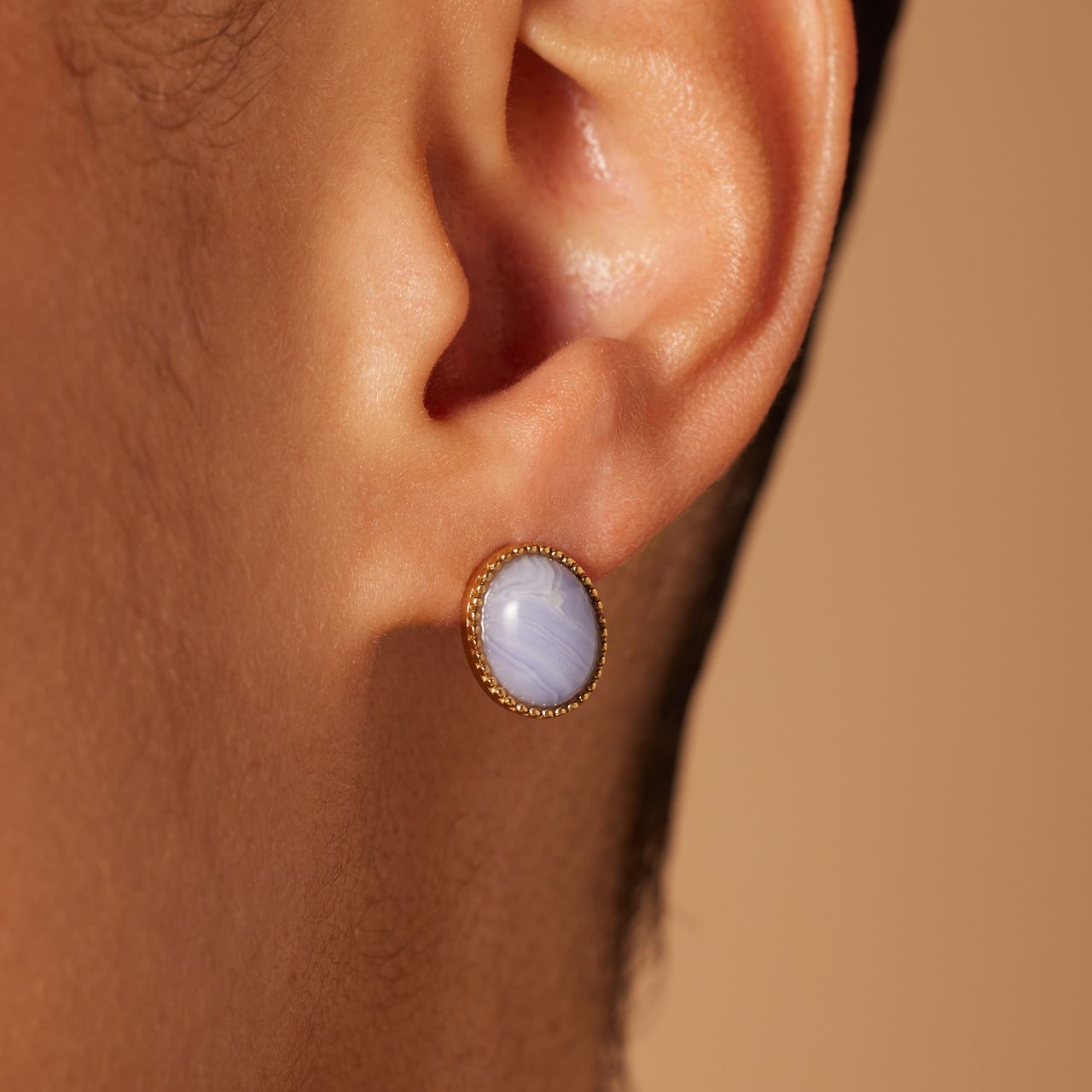 Stalen goldplated oorknoppen met blue lace agaat voor dames