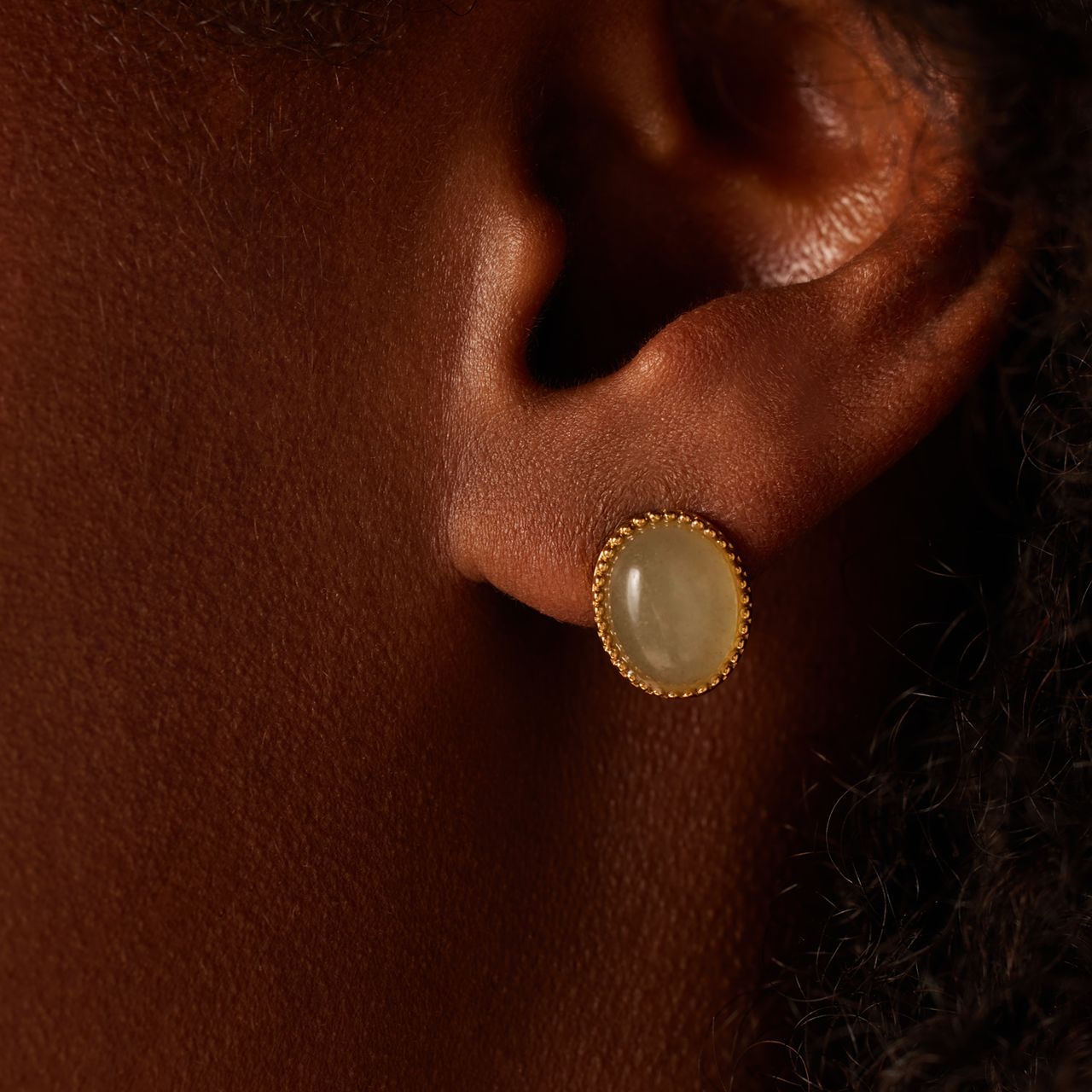 Stalen goldplated oorknoppen met groen aventurijn voor dames