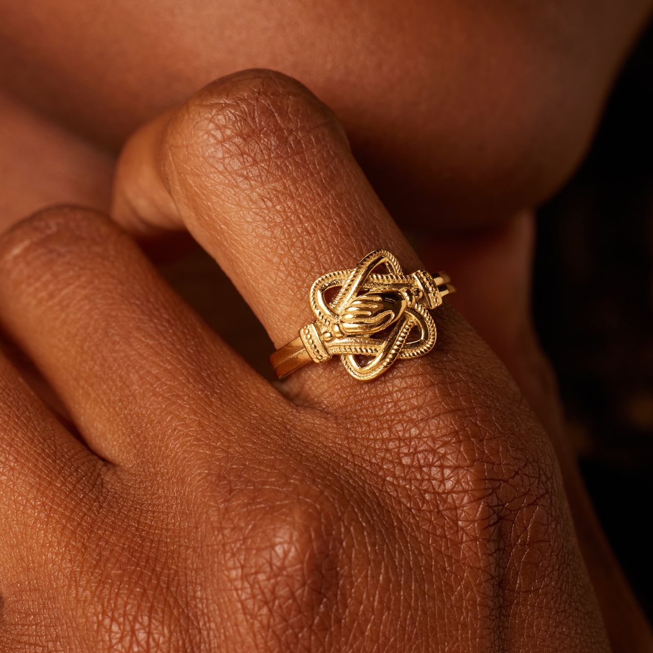 Ring aus Edelstahl, vergoldet, mit Teppichklopfer und Hand
