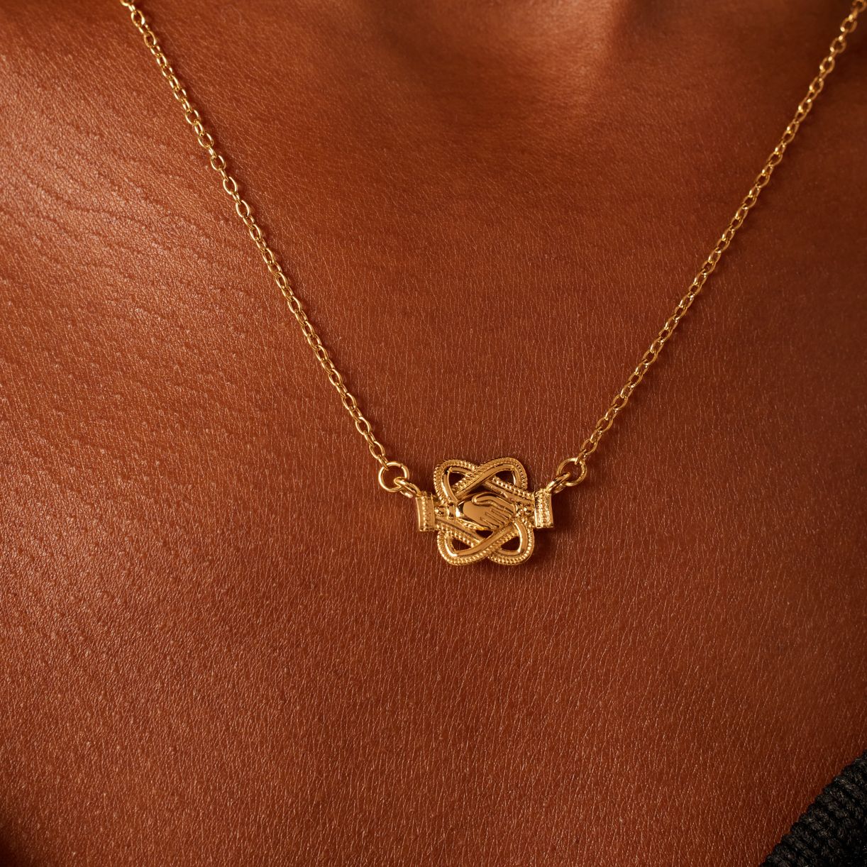 Stainless steel goldplated ketting met mattenklopper met hand