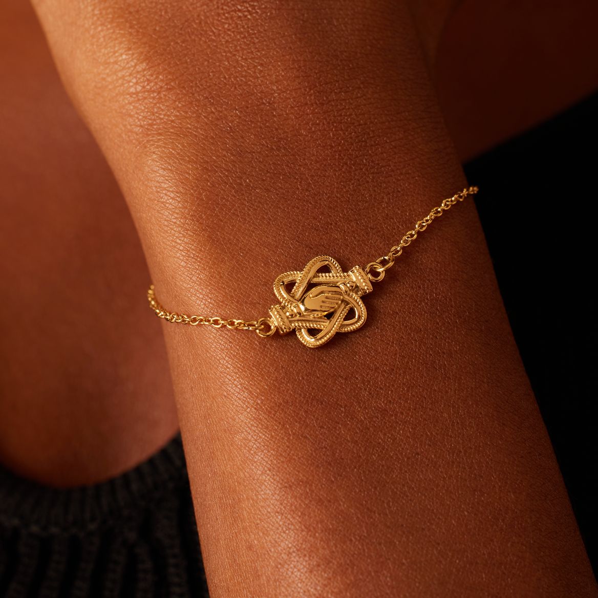 Armband aus Edelstahl, vergoldet, mit Teppichklopfer und Hand