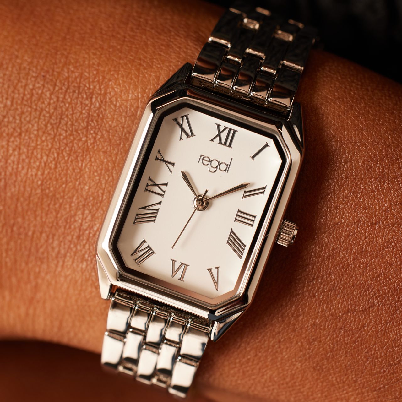 Regal Armbanduhr, silberfarben, mit römischen Ziffern