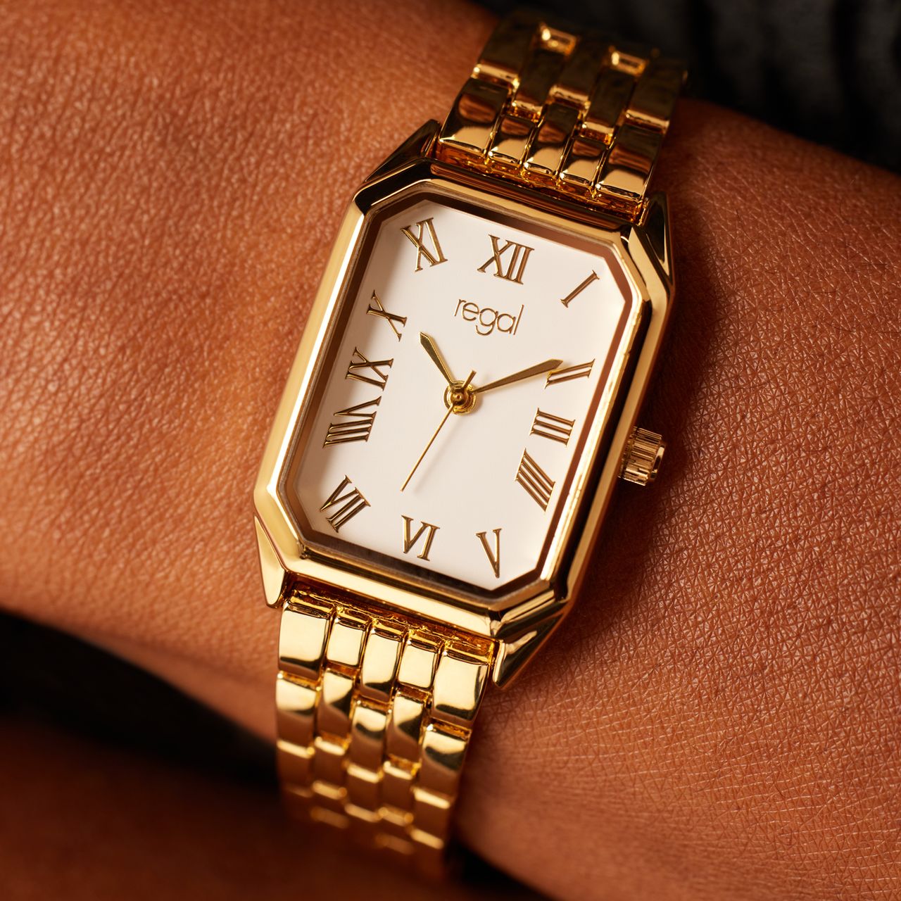 Regal Armbanduhr, goldfarben, mit römischen Ziffern