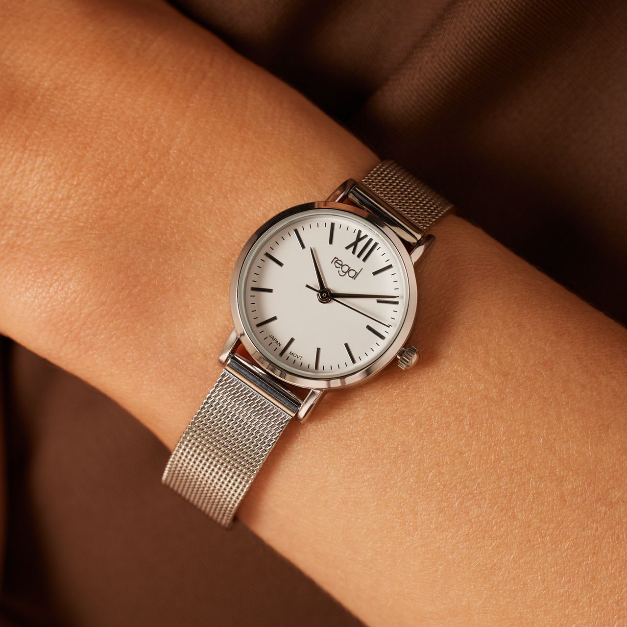 Regal horloge met zilverkleurige meshband