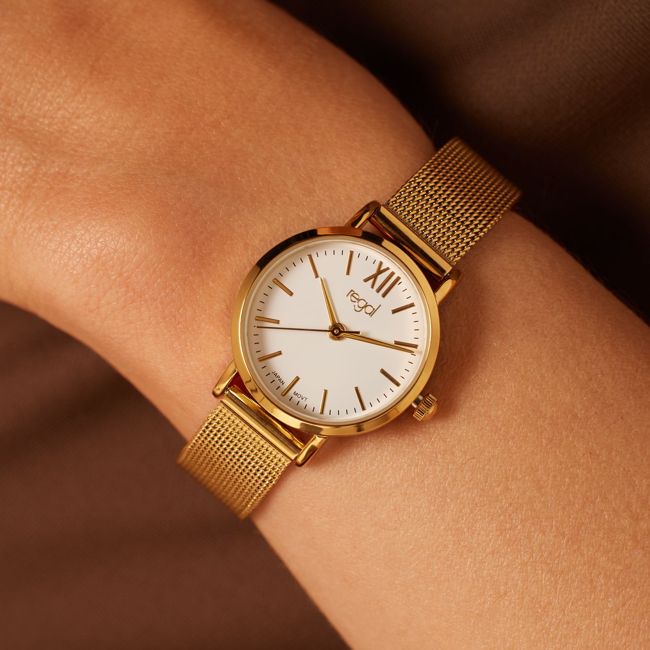 Regal horloge met goudkleurige meshband