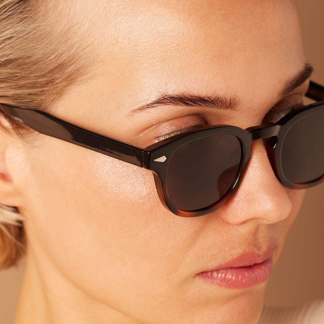 Sonnenbrille mit schwarz-braunem Rahmen