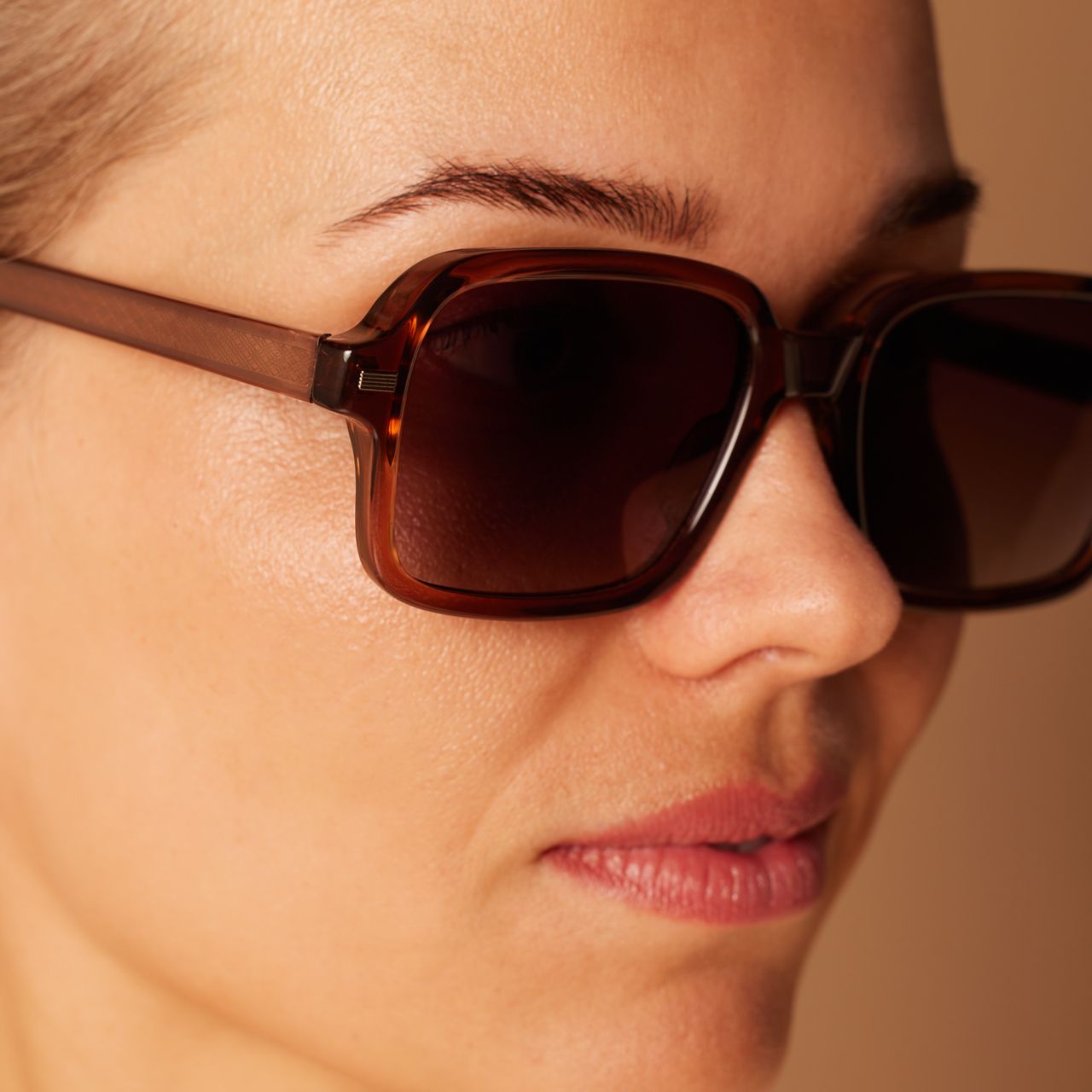 Braune Sonnenbrille mit braunen Gläsern