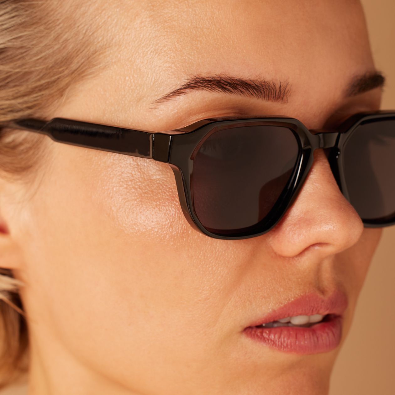 Schwarze Sonnenbrille mit Pantherprint