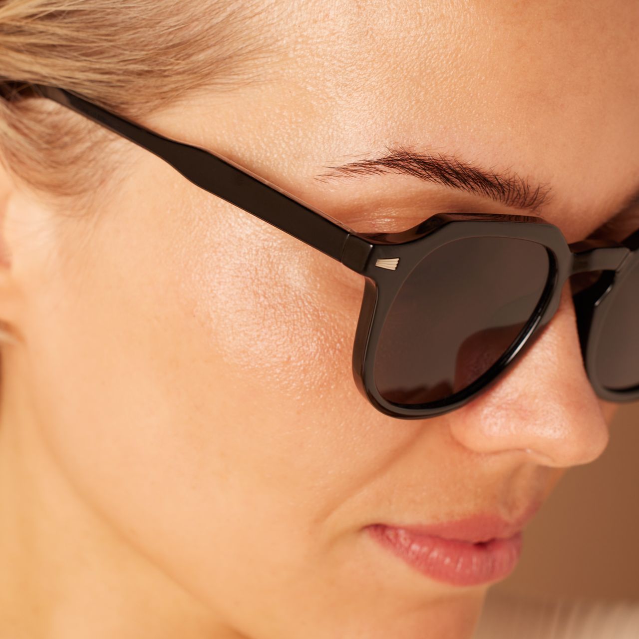 Schwarze Sonnenbrille, rund