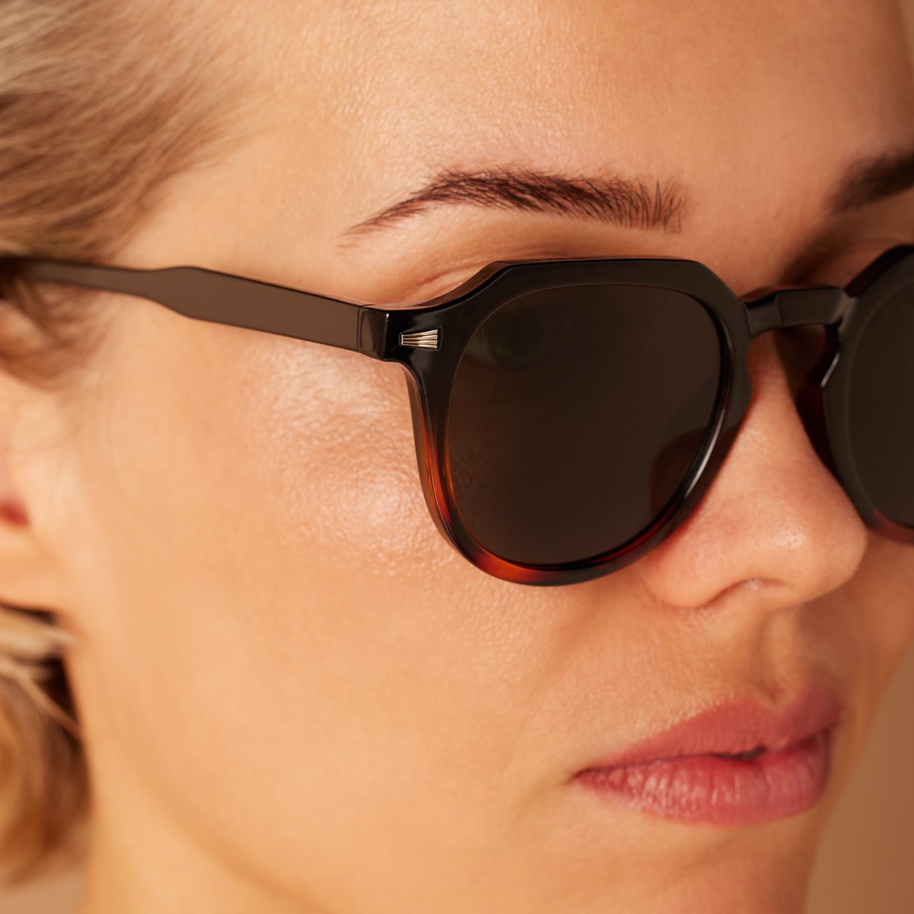 Schwarz-braune Sonnenbrille mit grünen Gläsern